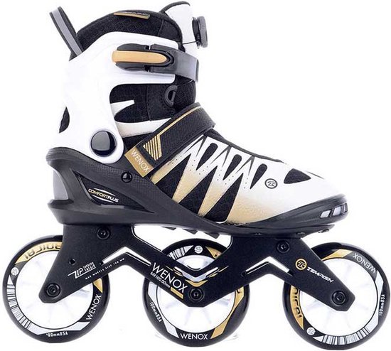 Inline skate met witte, gouden en zwarte accenten. Drie wielen, klittenband en veter-look.