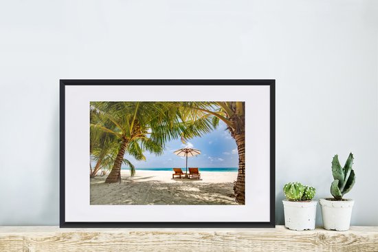 Photo encadrée - Palmiers sur une plage tropicale lors d'un coucher de soleil Cadre photo noir avec passe-partout blanc 60x40 cm - Affiche encadrée (Décoration murale salon / chambre) / Mer et plage