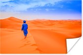 Een Berber loopt in de woestijn Poster 180x120 cm - Foto print op Poster (wanddecoratie) XXL / Groot formaat!