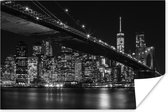 Zwart-wit foto van de Brooklyn Bridge in New York in de nacht Poster 60x40 cm - Foto print op Poster (wanddecoratie woonkamer / slaapkamer) / Noord-Amerika Poster