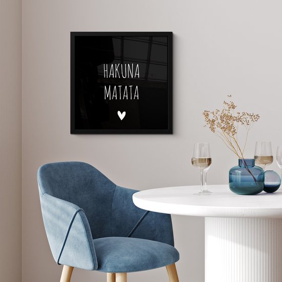 Affiche avec cadre Citation hollandaise : 'Hakuna Matata' avec coeur blanc sur fond noir - 40x40 cm