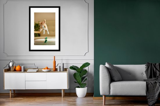 Photo encadrée - Cadre photo chat sautant noir avec passe-partout blanc 60x90 60x90 cm - Affiche encadrée (Décoration murale salon / chambre)
