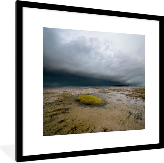 Fotolijst incl. Poster - Uitzicht op het strand van Schiermonnikoog net voor een onweersbui - 40x40 cm - Posterlijst
