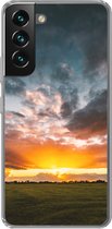 Geschikt voor Samsung Galaxy S22 hoesje - Zonsondergang boven een weiland in Nederland - Siliconen Telefoonhoesje