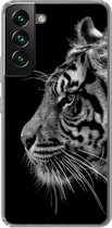 Geschikt voor Samsung Galaxy S22 Plus hoesje - Tijger op zwarte achtergrond in zwart-wit - Siliconen Telefoonhoesje