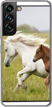Geschikt voor Samsung Galaxy S22 hoesje - Paarden - Dieren - Gras - Siliconen Telefoonhoesje