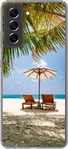 Geschikt voor Samsung Galaxy S21 FE hoesje - Strandstoel - Parasol - Palmboom - Siliconen Telefoonhoesje