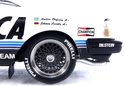 Detail van de Pirelli wiel en "BILSTEIN" op de achterbumper van een witte Volvo 240 Turbo raceauto.