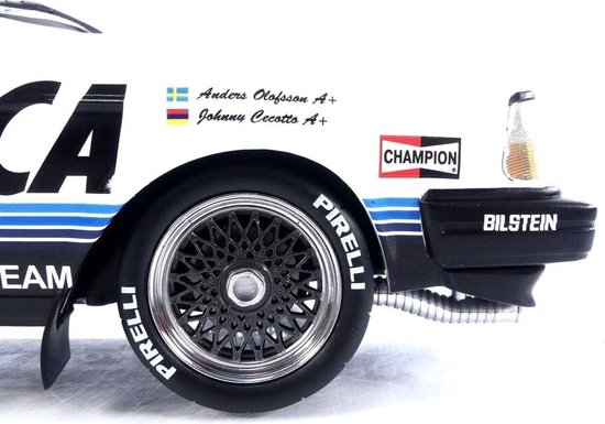 Detail van de Pirelli wiel en "BILSTEIN" op de achterbumper van een witte Volvo 240 Turbo raceauto.