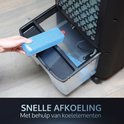 Zwarte mobiele aircooler, hand plaatst blauw koelelement in het waterreservoir voor snelle koeling.