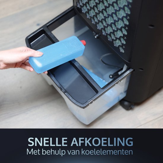 Zwarte mobiele aircooler, hand plaatst blauw koelelement in het waterreservoir voor snelle koeling.