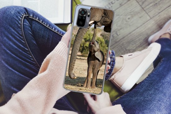 Coque Xiaomi Redmi Note 10 - Bébé éléphant communique avec sa mère - Coque de téléphone en Siliconen
