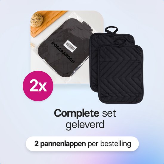 Afbeelding toont een verpakte zwarte pannenlap en twee losse zwarte pannenlappen, 'Complete set geleverd' en '2 pannenlappen per bestelling'.