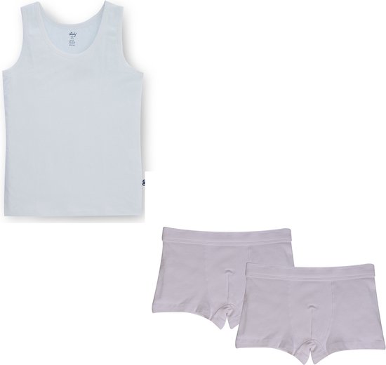 Wit jongensonderhemd en twee witte boxershorts, witte achtergrond.