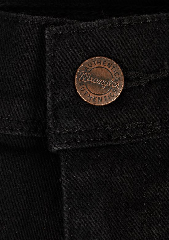 Koperen Wrangler knoop met 'Authentics' tekst op een zwarte jeans.