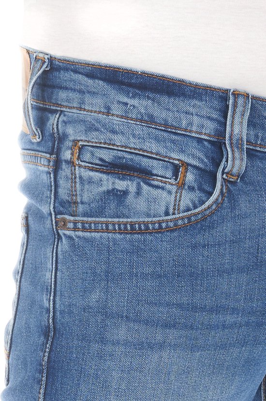 Detail van de tailleband en zak van een blauwe Mustang jeans, met goudkleurige stiksels en een klein muntzakje.