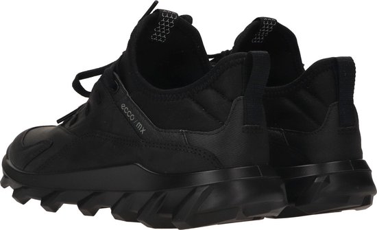 Zwarte ECCO MX sneakers, schuin van achteren gezien met robuuste profielzool en ECCO/MX-detail.