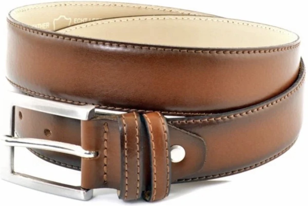 3.5CM BREDE COGNAC HERENRIEM. MAKKELIJK AANPASBARE MAAT DOOR MIDDEL VAN EEN SCHROEFJE. MAAT 115