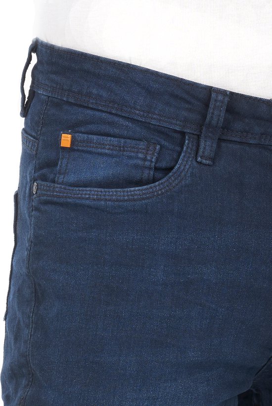 Detail van de zakken en oranje logo-badge op de donkerblauwe Riverso spijkerbroek.