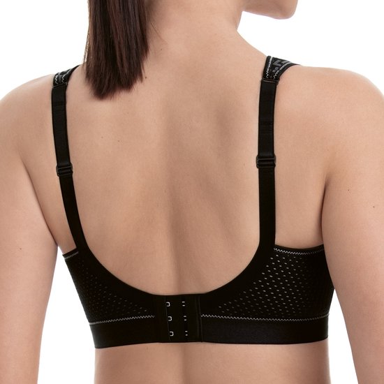 Zwarte sportbeha met haakjessluiting aan de achterkant en geperforeerd mesh materiaal.