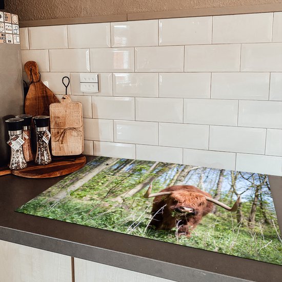 KitchenYeah® Inductie beschermer 78x52 cm - Schotse Hooglander - Bos - Schotse Koe - Kookplaataccessoires - Afdekplaat voor kookplaat - Inductiebeschermer - Inductiemat - Inductieplaat mat