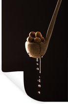 Muurstickers - Sticker Folie - Olijven in een houten lepel tegen een zwarte achtergrond - 80x120 cm - Plakfolie - Muurstickers Kinderkamer - Zelfklevend Behang - Zelfklevend behangpapier - Stickerfolie