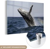 MuchoWow® Glasschilderij 30x20 cm - Schilderij acrylglas - Springende walvis - Foto op glas - Schilderijen