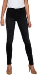 Model van voren in een strakke zwarte jeans met hoge taille, witte top en bruine pumps.
