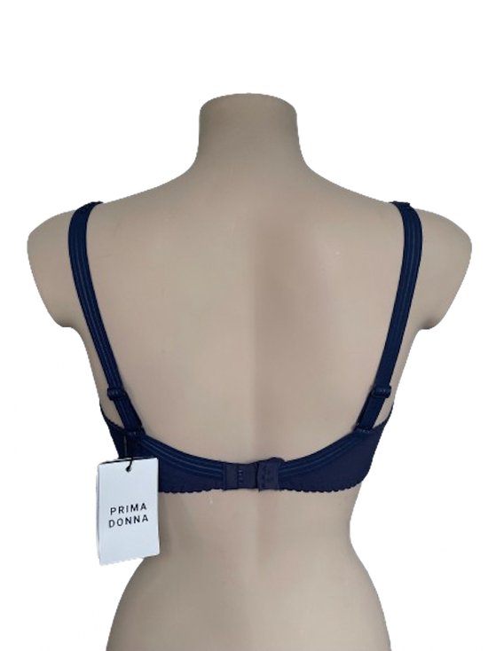 Achterkant marineblauwe bh met Prima Donna label. Verticale streepjes op de band.