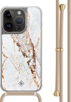 Casimoda® hoesje met beige koord - Geschikt voor iPhone 13 Pro - Marmer Goud - Afneembaar koord - TPU/polycarbonaat - Bruin/beige
