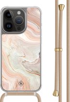 Casimoda® hoesje met beige koord - Geschikt voor iPhone 13 Pro - Marmer Waves - Afneembaar koord - TPU/polycarbonaat - Bruin/beige