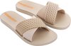 Lichtbruine Ipanema slippers, met gevlochten band en oranje detail.