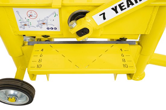 Gele klinkerknipper met meetverdeling, twee wielen en het label '7 YEAR WARRANTY'.