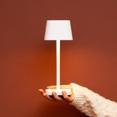 Tavellio – Draadloze Tafellamp Ava – Wit – 150 branduren – Dimbaar, USB & Touch – Oplaadbare Tafellamp op Accu en Batterij – Bureaulamp – Tafellamp slaapkamer – Leeslamp – Tafellamp Binnen & Buiten – 26CM