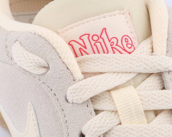 Nike MD Runner 2 SE sneakers dames beige | bol.com