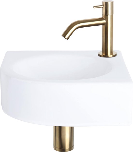 Un lavabo d'angle en céramique blanc avec un robinet incurvé or mat.
