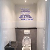 Muursticker Bij Ons Op De Wc -  Donkerblauw -  100 x 76 cm  -  toilet  alle - Muursticker4Sale