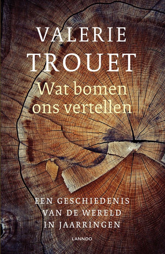 Boekomslag met de titel 'Wat bomen ons vertellen' op een doorsnede van een boomstam.