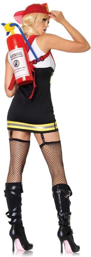 Vrouw in brandweeruniform met rode helm en brandblusser-rugzak, zwarte jurk met gele strepen, visnetkousen en hoge laarzen.