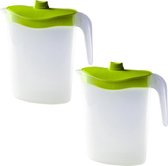 2x Waterkannen/sapkannen met groene deksel 1,5 liter 9 x 21 x 23 cm kunststof - Compact formaat schenkkannen die in de koelkastdeur past - Sapkannen/waterkannen/schenkkannen/limonadekannen