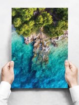Wandbord: Bovenaanzicht van een natuurgebied van zee en bomen in Croatië - 30 x 42 cm