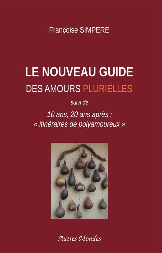Couverture du livre 'Le Nouveau Guide des amours plurielles' par Françoise Simpère. Fond bordeaux. Au centre, une image de fruits séchés en forme de poire suspendus à une branche.