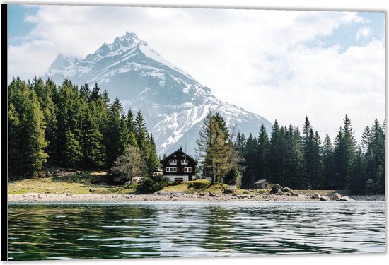 Dibond –Huisje aan het Water met Berg– 60x40 Foto op Aluminium (Met Ophangsysteem)