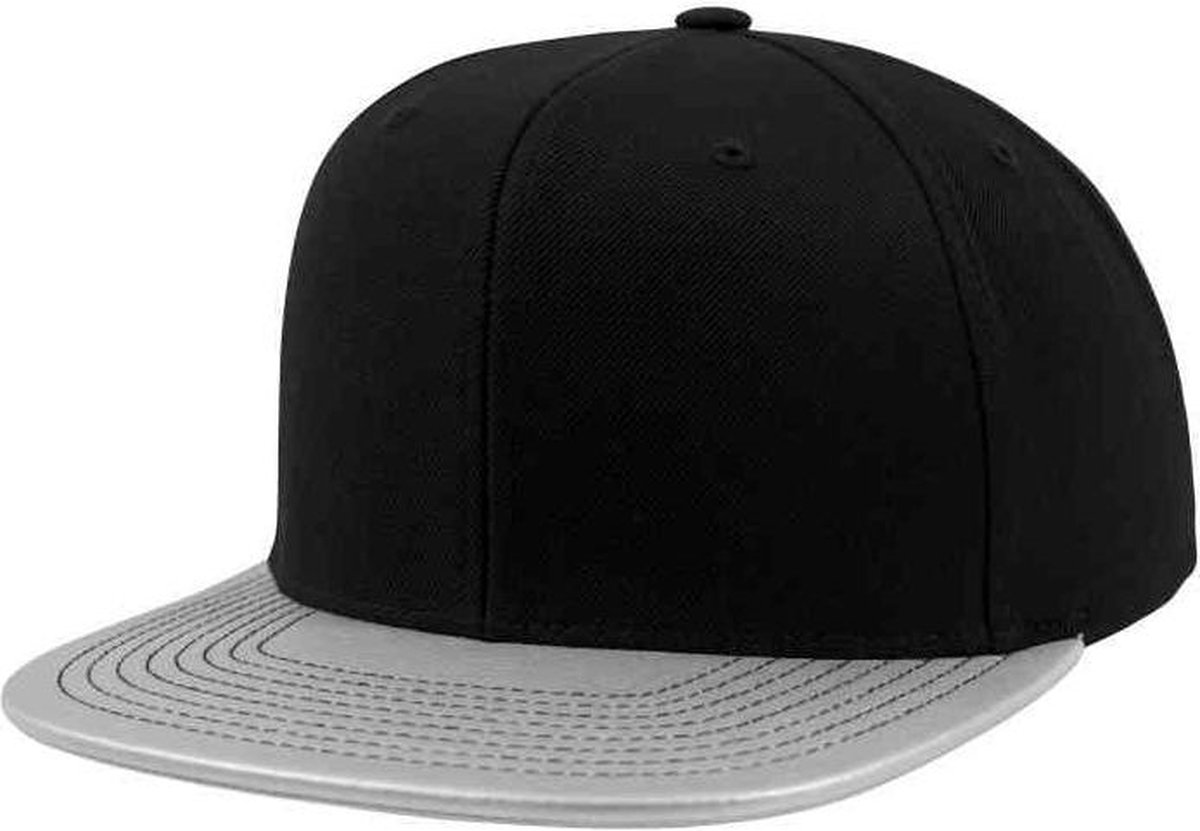 Urban Classics Snapback Pet Metallic Visor Zilverkleurig