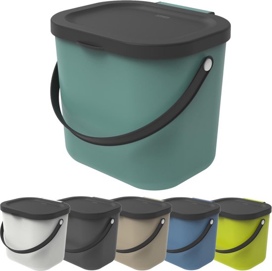 Groene afvalbak met zwart deksel en handvat. Vijf kleine afvalbakken in wit, grijs, beige, blauw en geel.