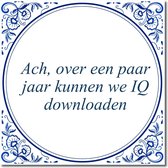 Tegeltje met standaard - Ach, over een paar jaar kunnen we IQ downloaden