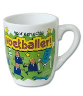 Mok - Cartoon Mok - Voor een echte voetballer - In cadeauverpakking met gekleurd krullint