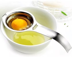 foto van Professionele Ei-scheider - Ei scheiden - Ei Splitser Splitsen - Eidooier scheider - Eiwit - Eigeel - RVS - Zilver - Eierscheider - Eischeider met slagkant RVS