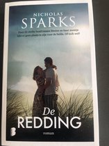 Nicholas Sparks' De Redding roman. Een stel kust in het duin. Tekst: "Door de sterke band tussen Denise en haar zoontje lijkt er geen plaats te zijn voor de liefde. Of toch wel?"
