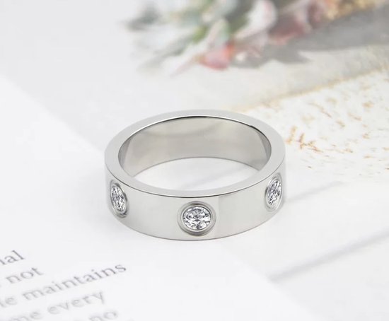 Zilverkleurige ring met drie zirkonia's.